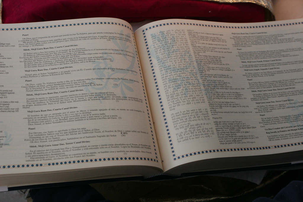 Siri Guru Granth Sahib in Spanish