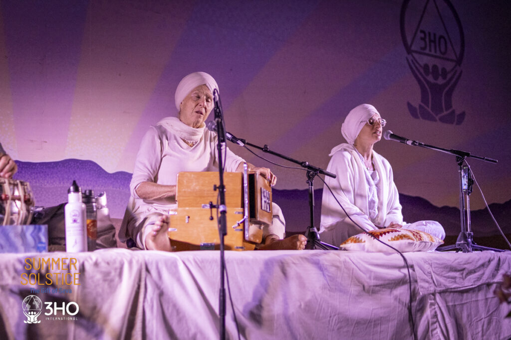 Satkirin Kaur and Musicians playing Aquarian Sadhana