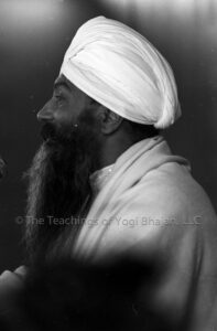 Yogi Bhajan teaching white tantric yoga in 1977